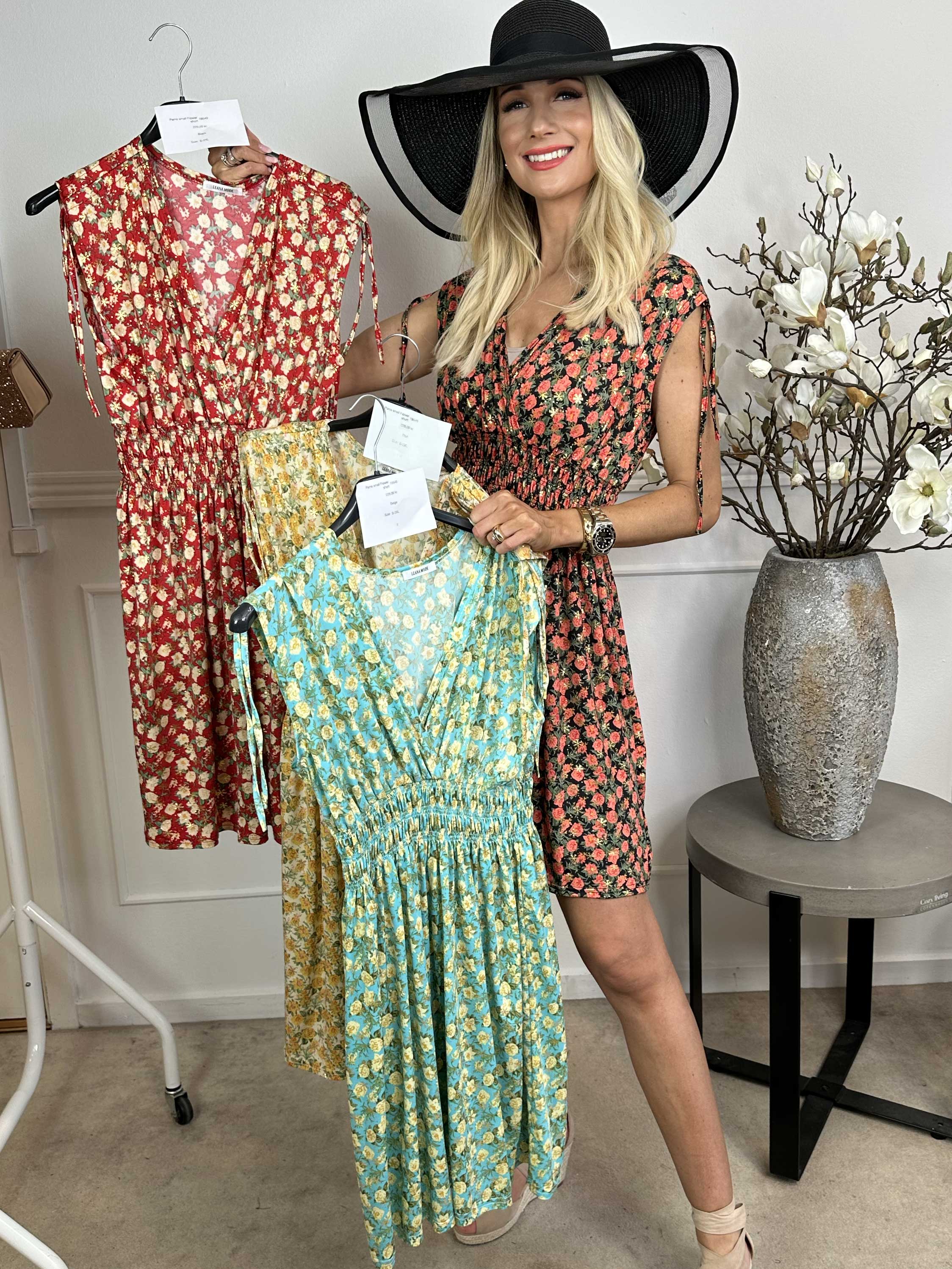 Pams Small Flower Short - Kort elastisk kjole i krølfrit stof